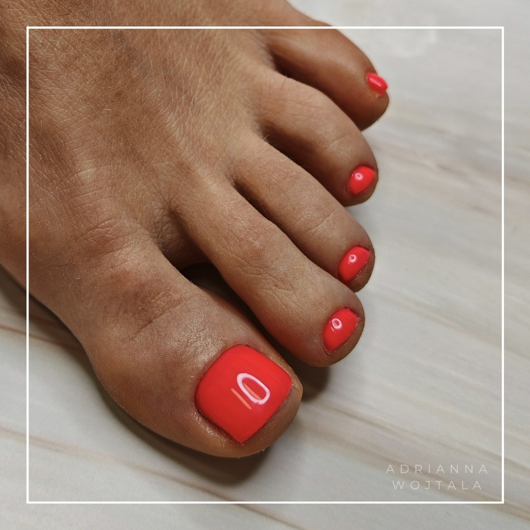 Zdjęcie prezentuje stopę klientki salonu Adria.Salon Adrianna Wojtala po wykonanym pedicure